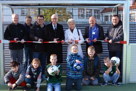 zu sehen ist das Durchschneiden des Bandes bei der offiziellen Eröffnung